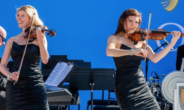 <strong>Elektra-fying  Queen !</strong>